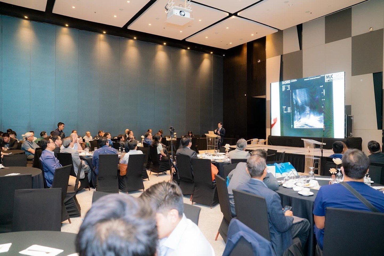 Beyond TURP session with attendees watching a clinical presentation